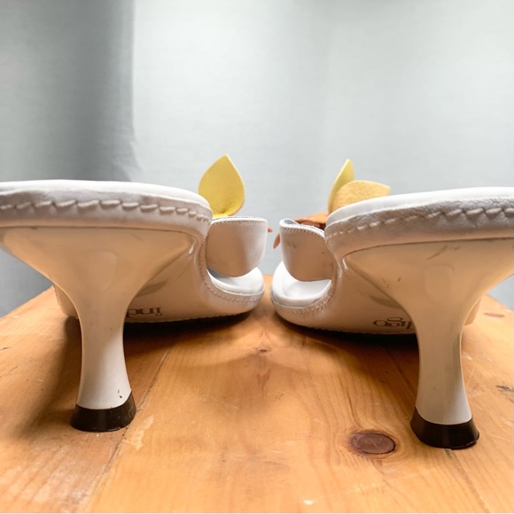 Indigo by Clarks White Leather Slides with Leather Flowers 9M in New Condition - Picture 9 of 13